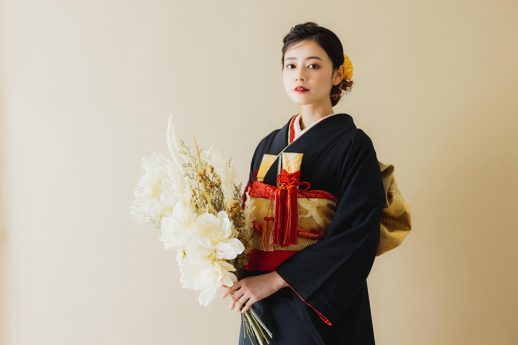 ブルベ冬に似合う振袖は?成人式で華やかに映える色と失敗しない選び方